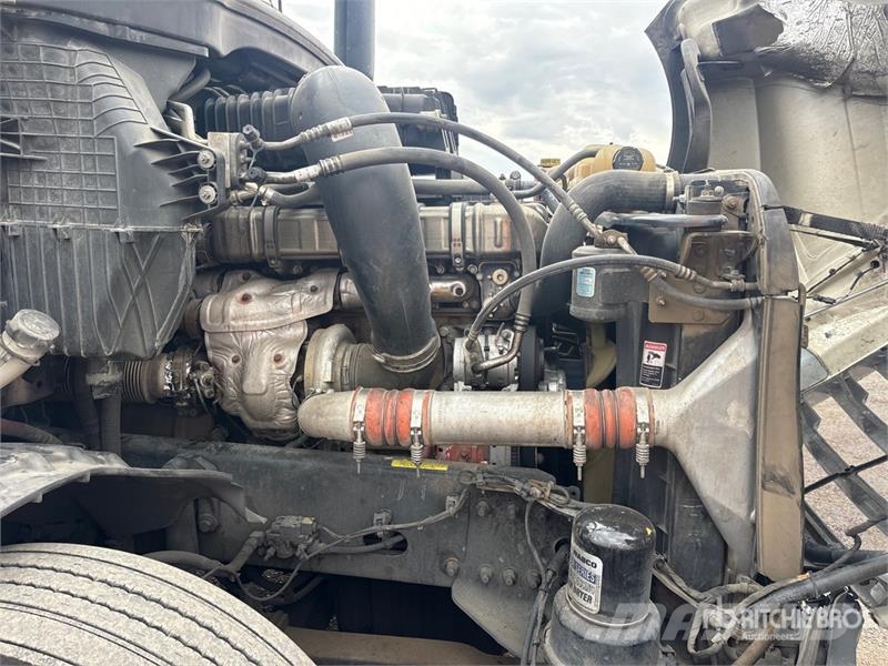 Freightliner Cascadia 126 6x4 T/A Sleeper Truck Tractor Tegljači
