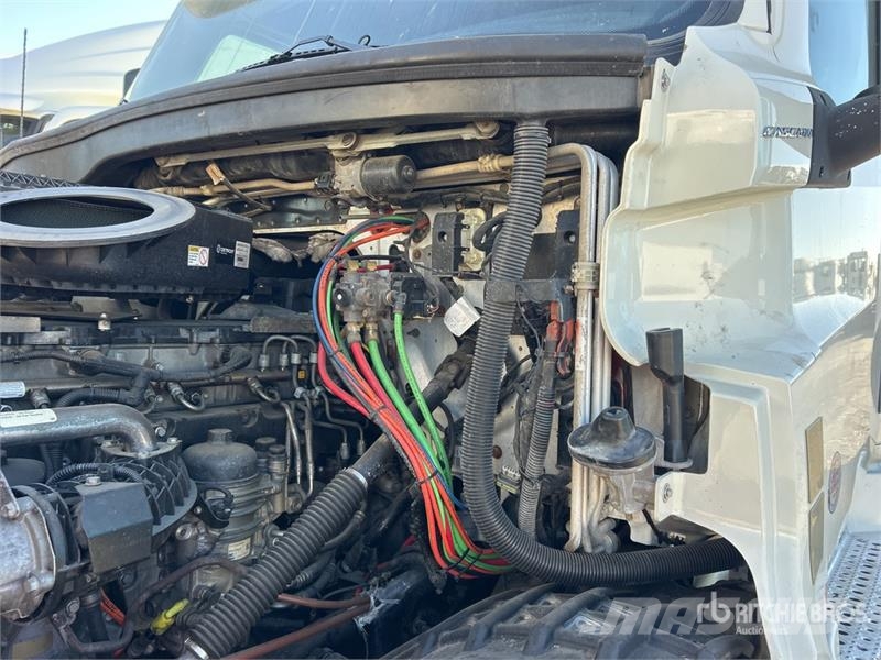 Freightliner Cascadia 126 6x4 T/A Sleeper Truck Tractor (Inoper Тягачі