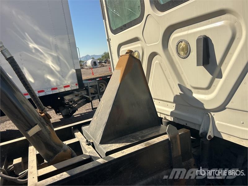 Freightliner Cascadia 125 6x4 T/A Dump Truck Camion benne