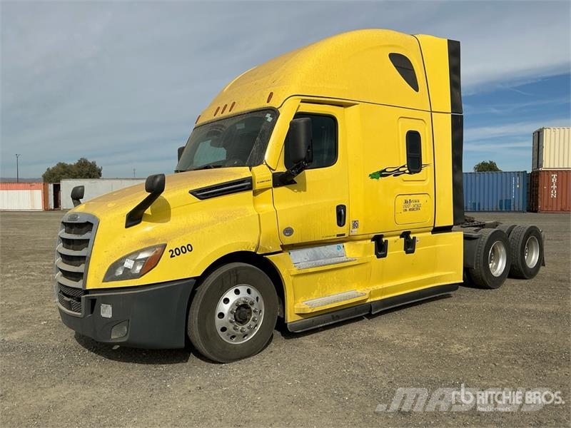 Freightliner Cascadia 126 6x4 T/A Sleeper Truck Tractor Vlačilci