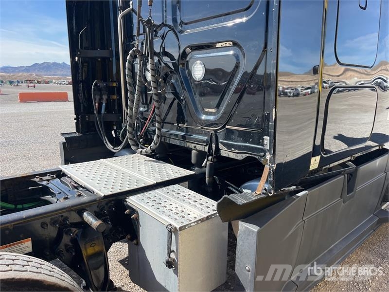 Freightliner Cascadia 126 6x4 T/A Sleeper Truck Tractor Sattelzugmaschinen