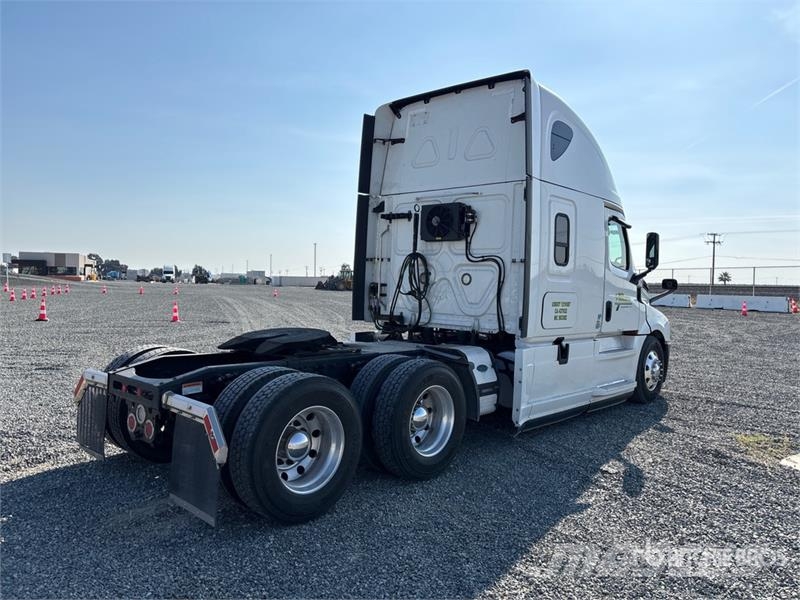 Freightliner Cascadia 126 6x4 T/A Sleeper Truck Tractor Vilcēji