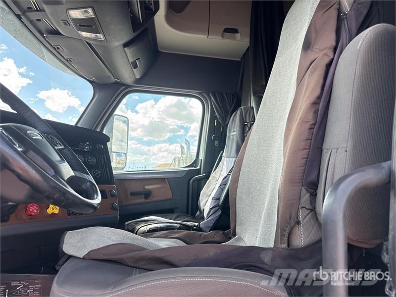 Freightliner Cascadia 126 6x4 T/A Sleeper Truck Tractor Тягачі