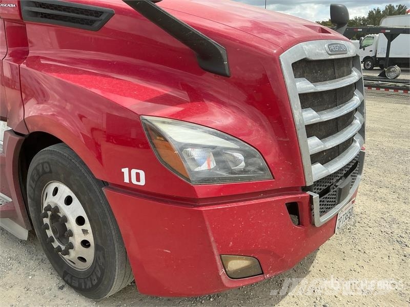 Freightliner Cascadia 126 6x4 T/A Sleeper Truck Tractor Тягачі