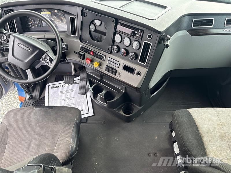 Freightliner Cascadia 126 6x4 T/A Sleeper Truck Tractor Тягачі