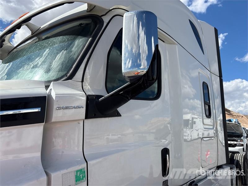 Freightliner Cascadia 126 6x4 T/A Sleeper Truck Tractor Тягачі