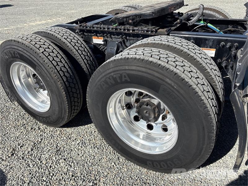Freightliner Cascadia 126 6x4 T/A Sleeper Truck Tractor Nyergesvontatók