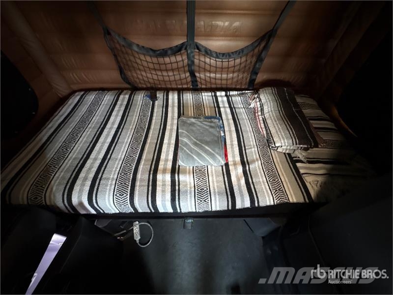 Freightliner Cascadia 126 6x4 T/A Sleeper Truck Tractor Vilcēji
