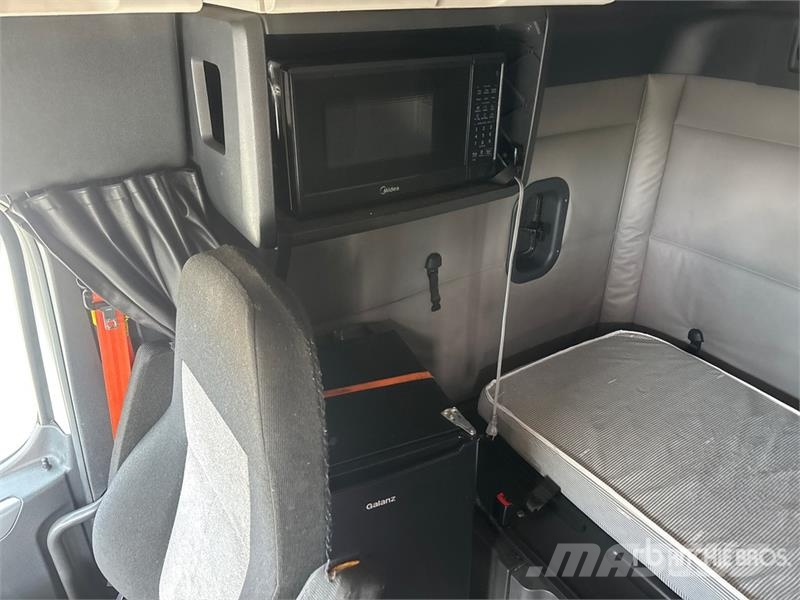 Freightliner Cascadia 126 6x4 T/A Sleeper Truck Tractor Vilcēji