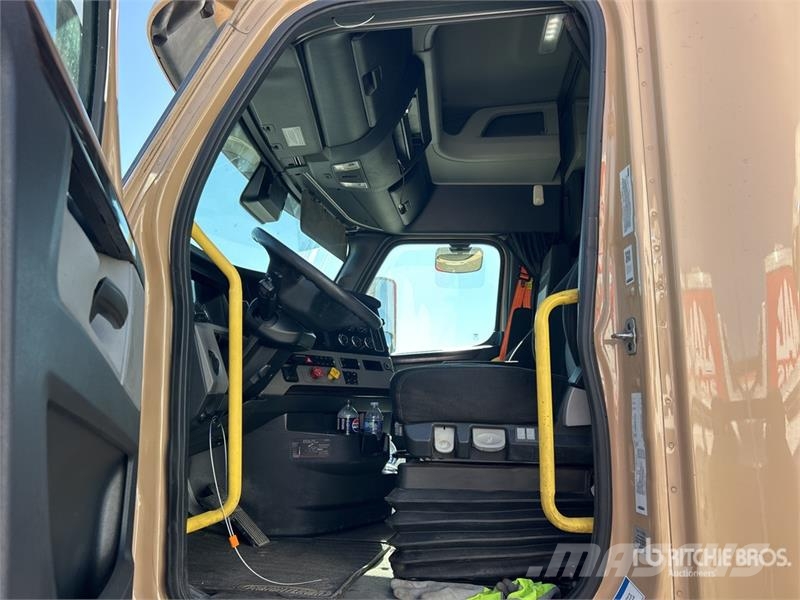 Freightliner Cascadia 126 6x4 T/A Sleeper Truck Tractor Sattelzugmaschinen