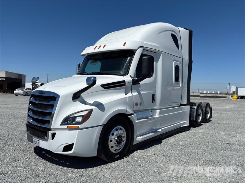 Freightliner Cascadia 126 6x4 T/A Sleeper Truck Tractor Vlačilci