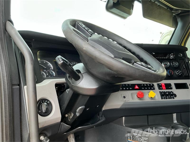 Freightliner Cascadia 126 6x4 T/A Sleeper Truck Tractor Vlačilci