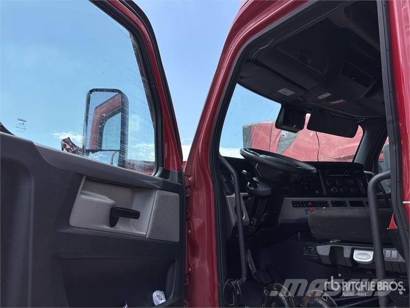 Freightliner Cascadia 126 6x4 T/A Sleeper Truck Tractor Tegljači
