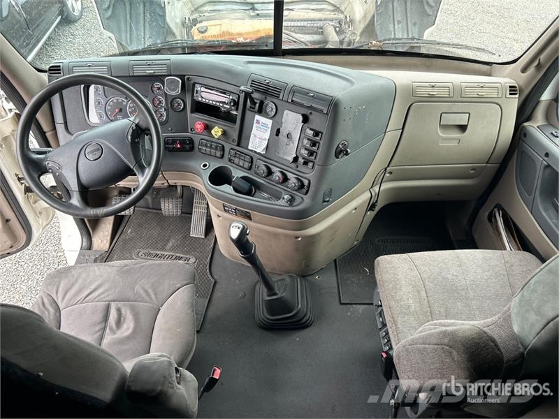 Freightliner Cascadia 125 6x4 T/A Sleeper Truck Tractor (Inoper Vlačilci