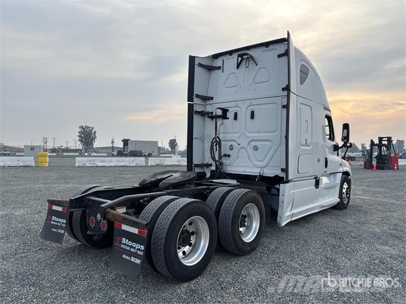 Freightliner Cascadia 125 6x4 T/A Sleeper Truck Tractor Vilcēji