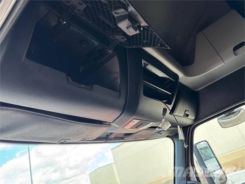 Freightliner Cascadia 126 6x4 T/A Sleeper Truck Tractor Tractor Units