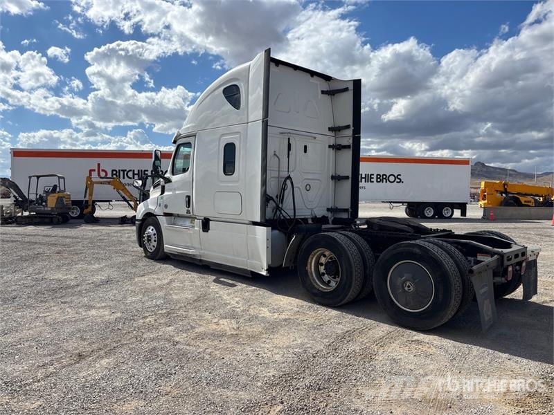 Freightliner Cascadia 126 6x4 T/A Sleeper Truck Tractor Тягачі