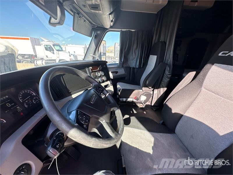 Freightliner Cascadia 126 6x4 T/A Sleeper Truck Tractor Trekkvogner