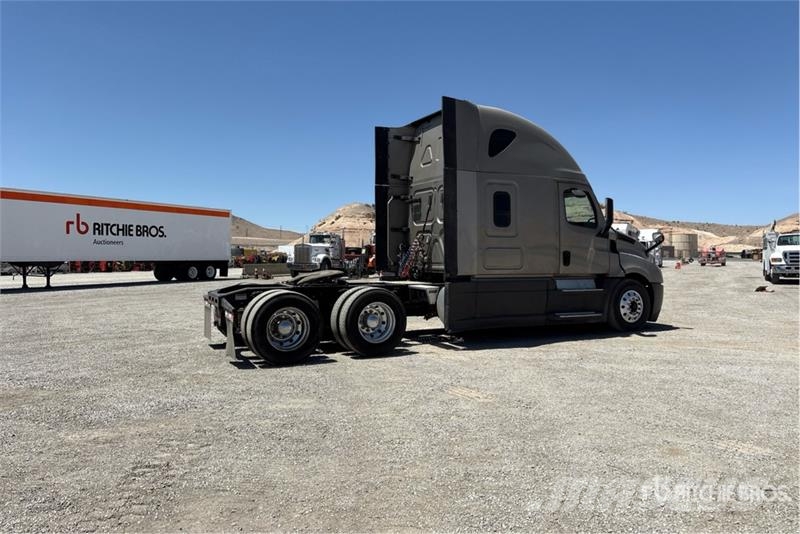 Freightliner Cascadia 126 6x4 T/A Sleeper Truck Tractor (Inoper Vilcēji