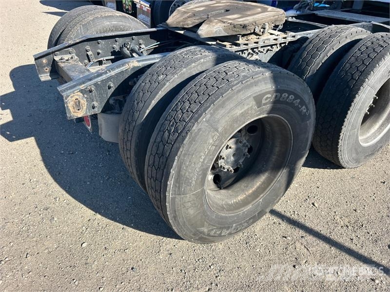 Freightliner Cascadia 6x4 T/A Sleeper Truck Tractor Тягачі