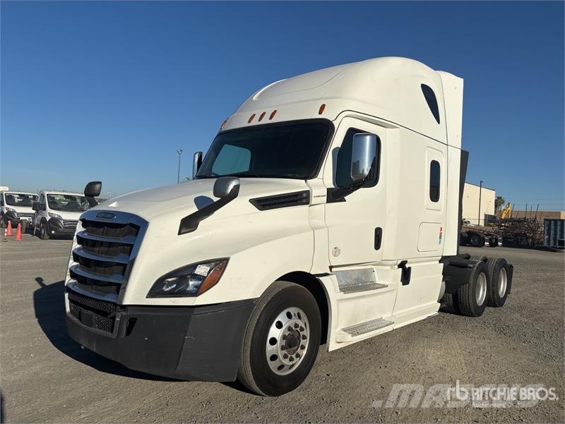 Freightliner Cascadia 126 6x4 T/A Sleeper Truck Tractor Тягачі