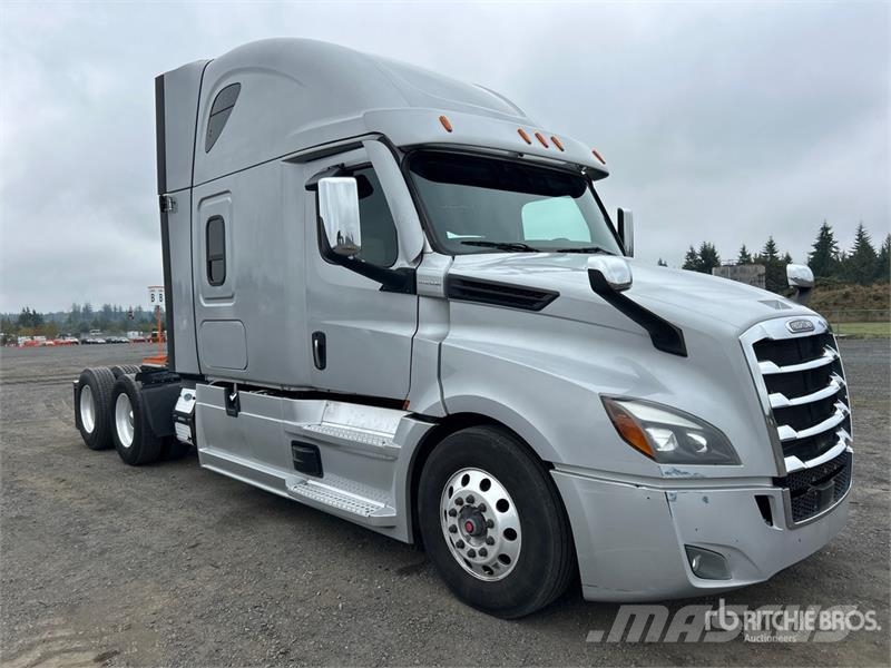 Freightliner Cascadia 126 6x4 T/A Sleeper Truck Tractor Vlačilci