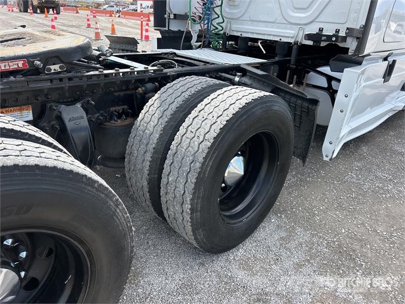 Freightliner Cascadia 126 6x4 T/A Sleeper Truck Tractor (Inoper Tracteur routier
