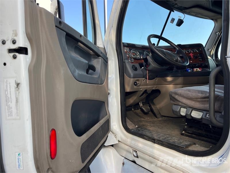 Freightliner Cascadia 125 6x4 T/A Sleeper Truck Tractor Тягачі