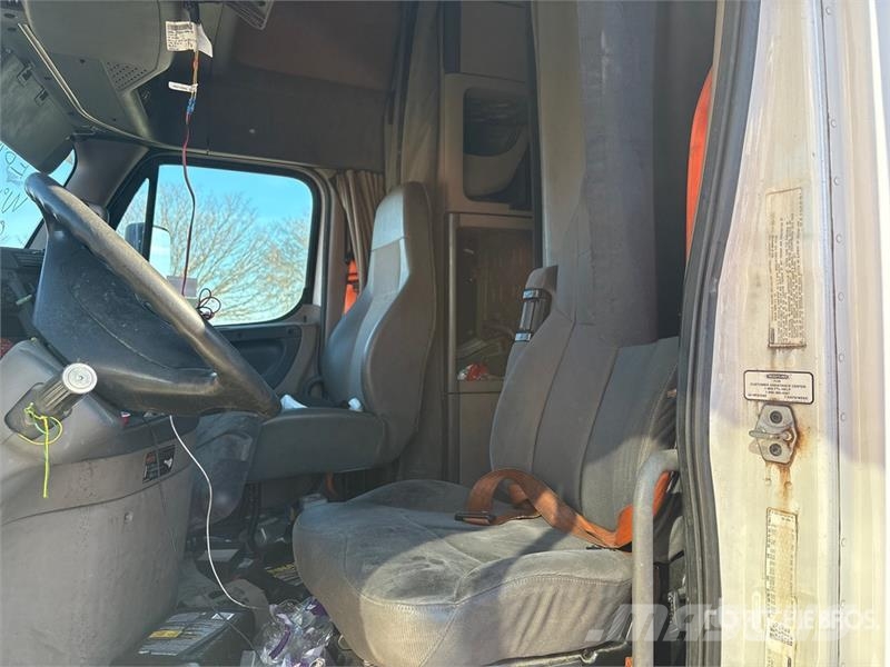 Freightliner Cascadia 125 6x4 T/A Sleeper Truck Tractor (Inoper Cabezas tractoras