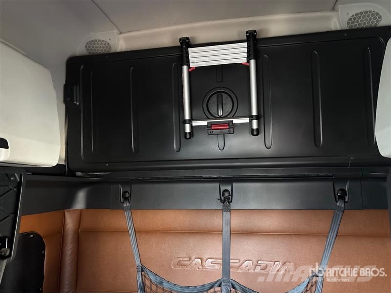 Freightliner Cascadia 126 6x4 T/A Sleeper Truck Tractor Тягачі