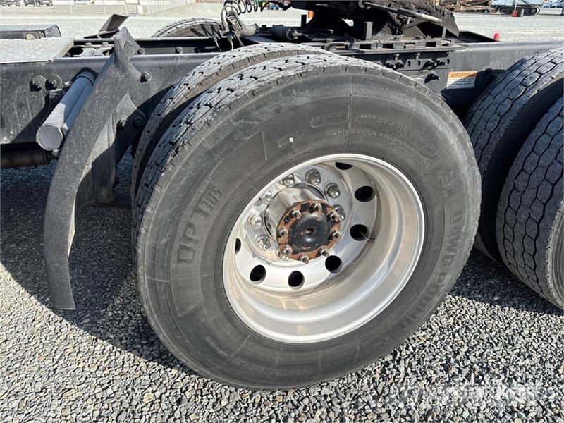 Freightliner Cascadia 126 6x4 T/A Sleeper Truck Tractor Тягачі