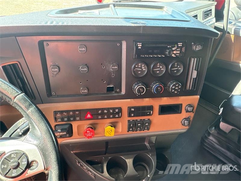 Freightliner Cascadia 126 6x4 T/A Sleeper Truck Tractor وحدات الجر