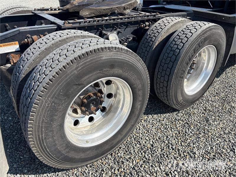Freightliner Cascadia 126 6x4 T/A Sleeper Truck Tractor Tractor Units