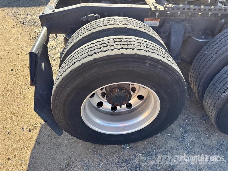 Freightliner Cascadia 126 6x4 T/A Sleeper Truck Tractor Седельные тягачи