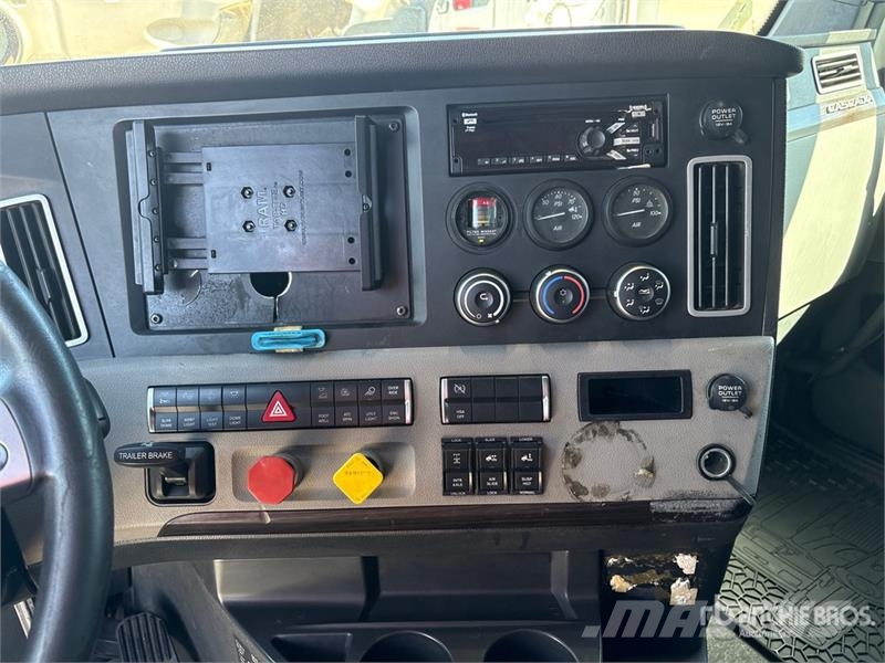 Freightliner Cascadia 126 6x4 T/A Sleeper Truck Tractor Nyergesvontatók
