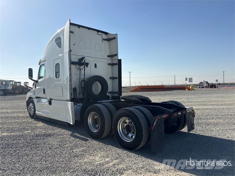 Freightliner Cascadia 126 6x4 T/A Sleeper Truck Tractor Vetopöytäautot