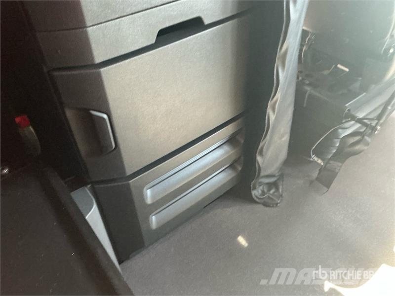 Freightliner Cascadia 126 6x4 T/A Sleeper Truck Tractor 트랙터 유닛