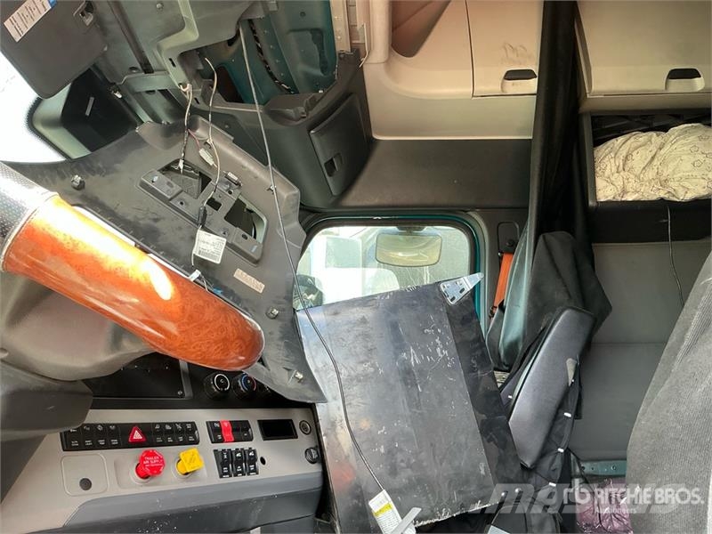 Freightliner Cascadia 126 6x4 T/A Sleeper Truck Tractor Nyergesvontatók