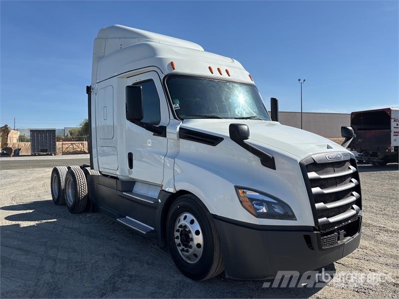 Freightliner Cascadia 126 6x4 T/A Sleeper Truck Tractor Motrici e Trattori Stradali