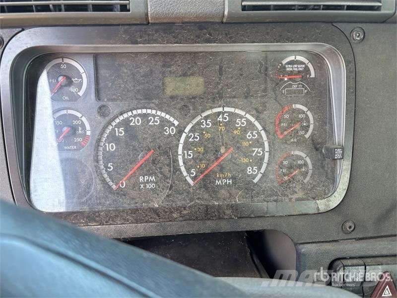 Freightliner Cascadia 125 6x4 Roll-Off Truck (Inoperable) شاحنات لوادر