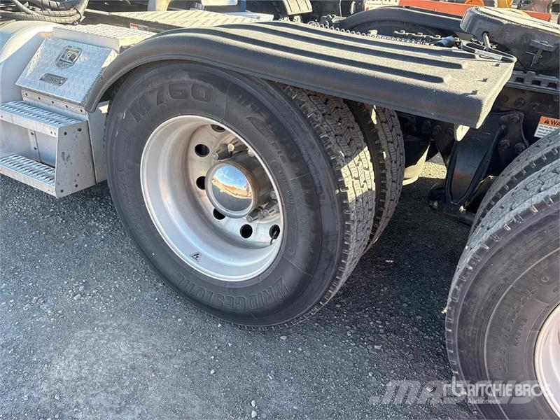 Freightliner Cascadia 126 6x4 T/A Sleeper Truck Tractor Vlačilci