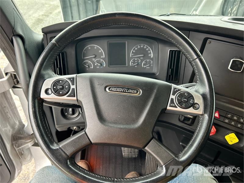 Freightliner Cascadia 126 6x4 T/A Sleeper Truck Tractor Cabezas tractoras