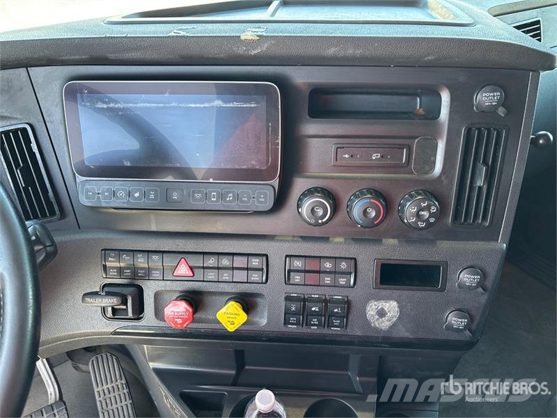 Freightliner Cascadia 126 6x4 T/A Sleeper Truck Tractor Motrici e Trattori Stradali