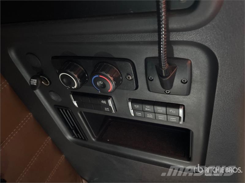 Freightliner Cascadia 126 6x4 T/A Sleeper Truck Tractor Тягачі