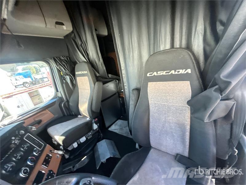 Freightliner Cascadia 126 6x4 T/A Sleeper Truck Tractor Cabezas tractoras