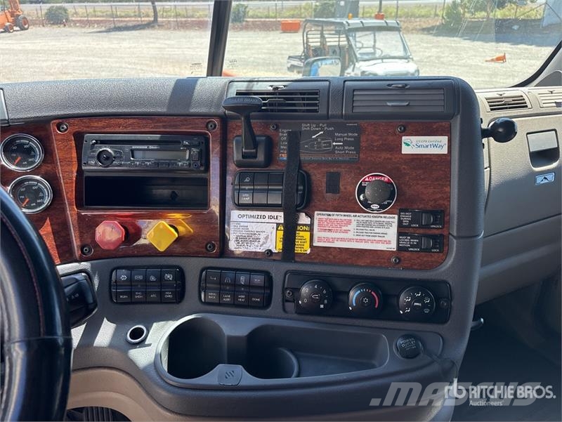Freightliner Cascadia 125 6x4 T/A Sleeper Truck Tractor Cabezas tractoras