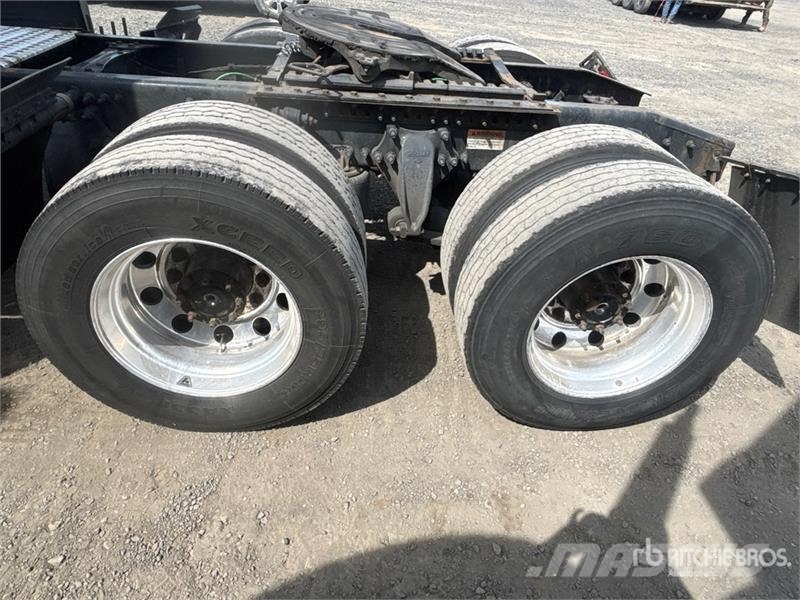 Freightliner Cascadia 126 6x4 T/A Sleeper Truck Tractor Vilcēji