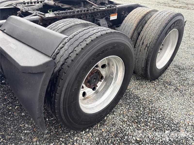 Freightliner Cascadia 126 6x4 T/A Sleeper Truck Tractor Тягачі