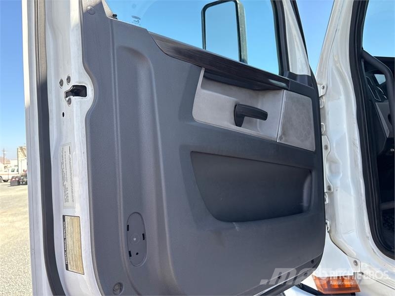 Freightliner Cascadia 126 6x4 T/A Sleeper Truck Tractor Nyergesvontatók
