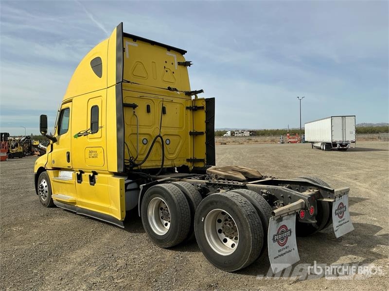 Freightliner Cascadia 126 6x4 T/A Sleeper Truck Tractor Vlačilci